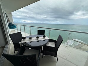 Grand Apartment | Outdoor dining