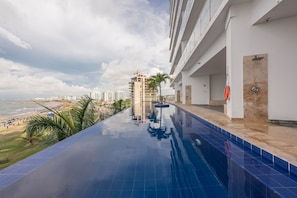 2 kolam renang outdoor, dengan kursi berjemur