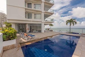 2 outdoor pools, open 10:00 AM to 7:00 PM, sun loungers - Edificio Alta Mar de Marbella (Cartagena)