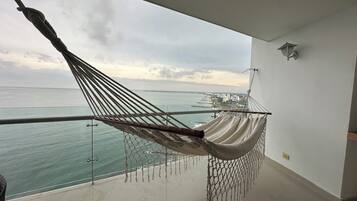 아파트 | 2 개의 침실, 각각 다른 스타일의 인테리어, 각각 다르게 가구 비치, 암막 커튼