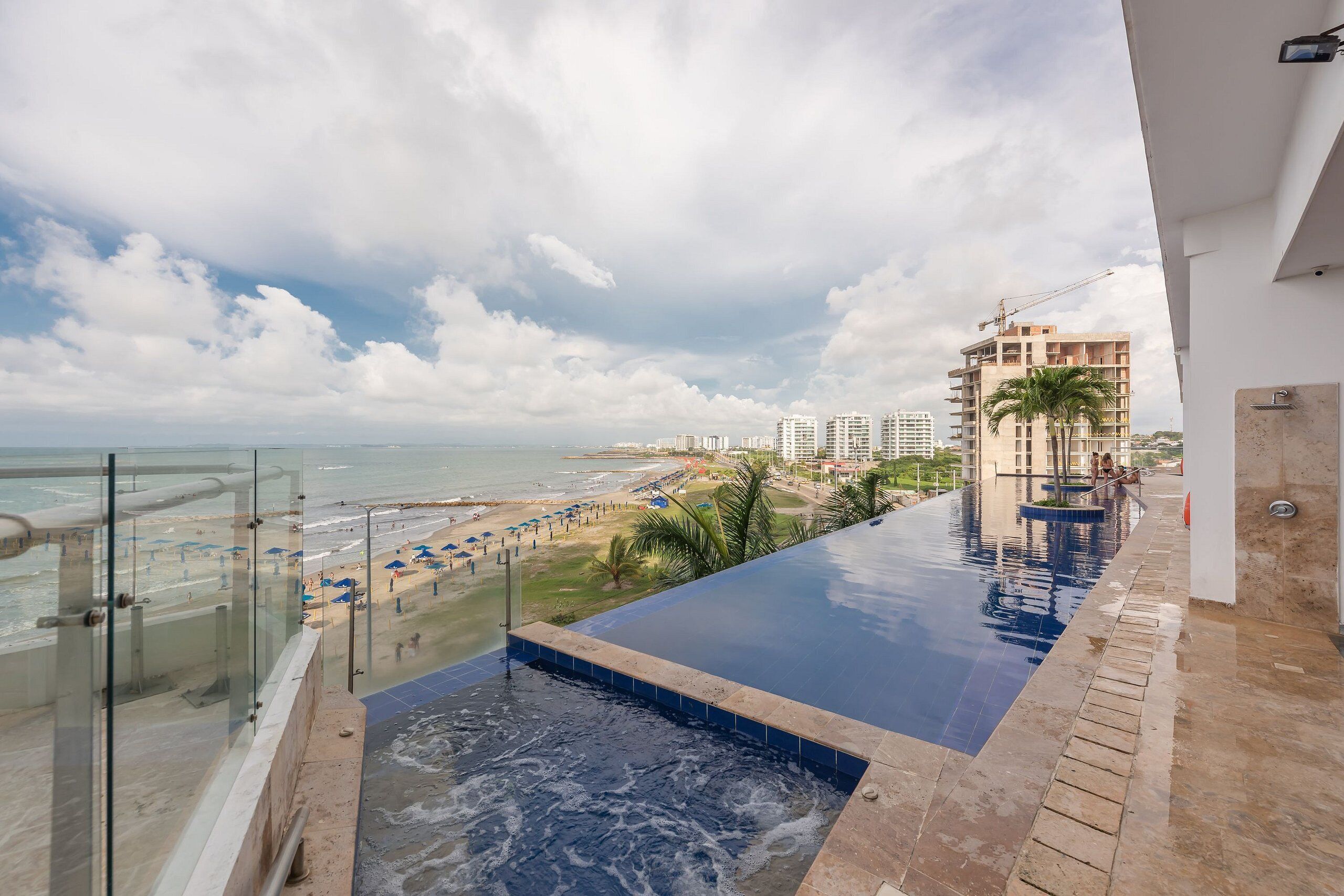 2 つの屋外プール、営業時間 10:00 ～ 19:00、サンラウンジャー、ライフガード配置