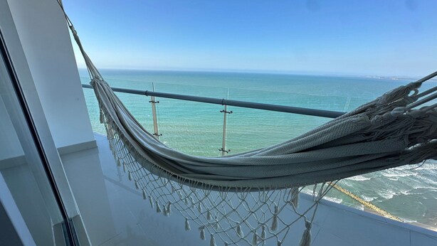A hammock on a balcony with a view of the ocean. - Edificio Alta Mar de Marbella (Cartagena)