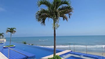 2 개의 야외 수영장, 10:00 ~ 19:00 오픈, 일광욕 의자, 시설 내 인명구조원