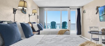 Oceanfront, Balcony & VIEW!
