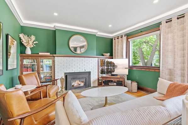 Fernseher, Kamin, Bücher