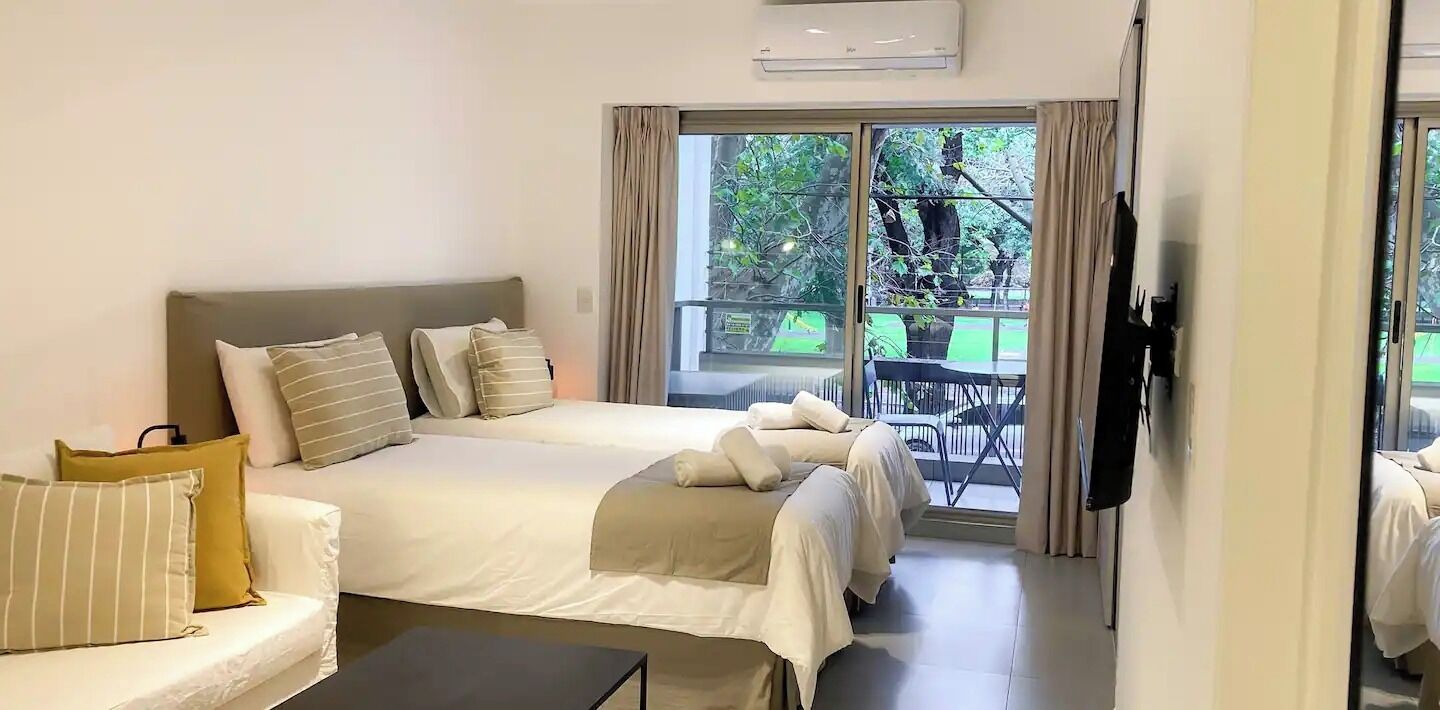 1 多间卧室、客房内保险箱、办公桌、WiFi