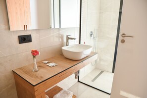 Zweibettzimmer, Balkon | Badezimmer