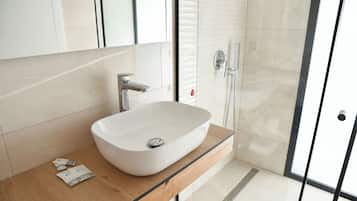 Quarto casal, sacada | Banheiro | Chuveiro, secador de cabelo, chinelos, bidê