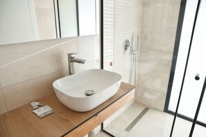 Habitació doble, balcó | Bany | Dutxa, assecador de cabells, sabatilles i bidet 