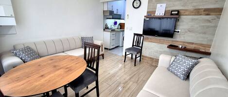 Standard Apartment, 1 Bedroom, Kitchen | Ruang tamu | 40 inci televisyen LCD dengan satelit, Netflix, Hulu
