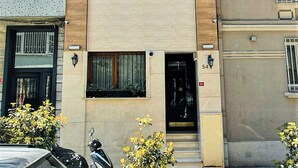 En flervåningsbostadsbyggnad med en modern fasad, många fönster och balkonger.