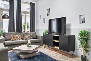 Smart TV, music library, computer monitors - Design loft, fully equipped, terrace, 2 min Duisburg central station (Duisburg)
