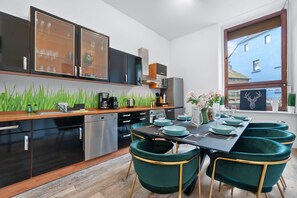 Fridge, microwave, oven, stovetop - Design loft, fully equipped, terrace, 2 min Duisburg central station (Duisburg)