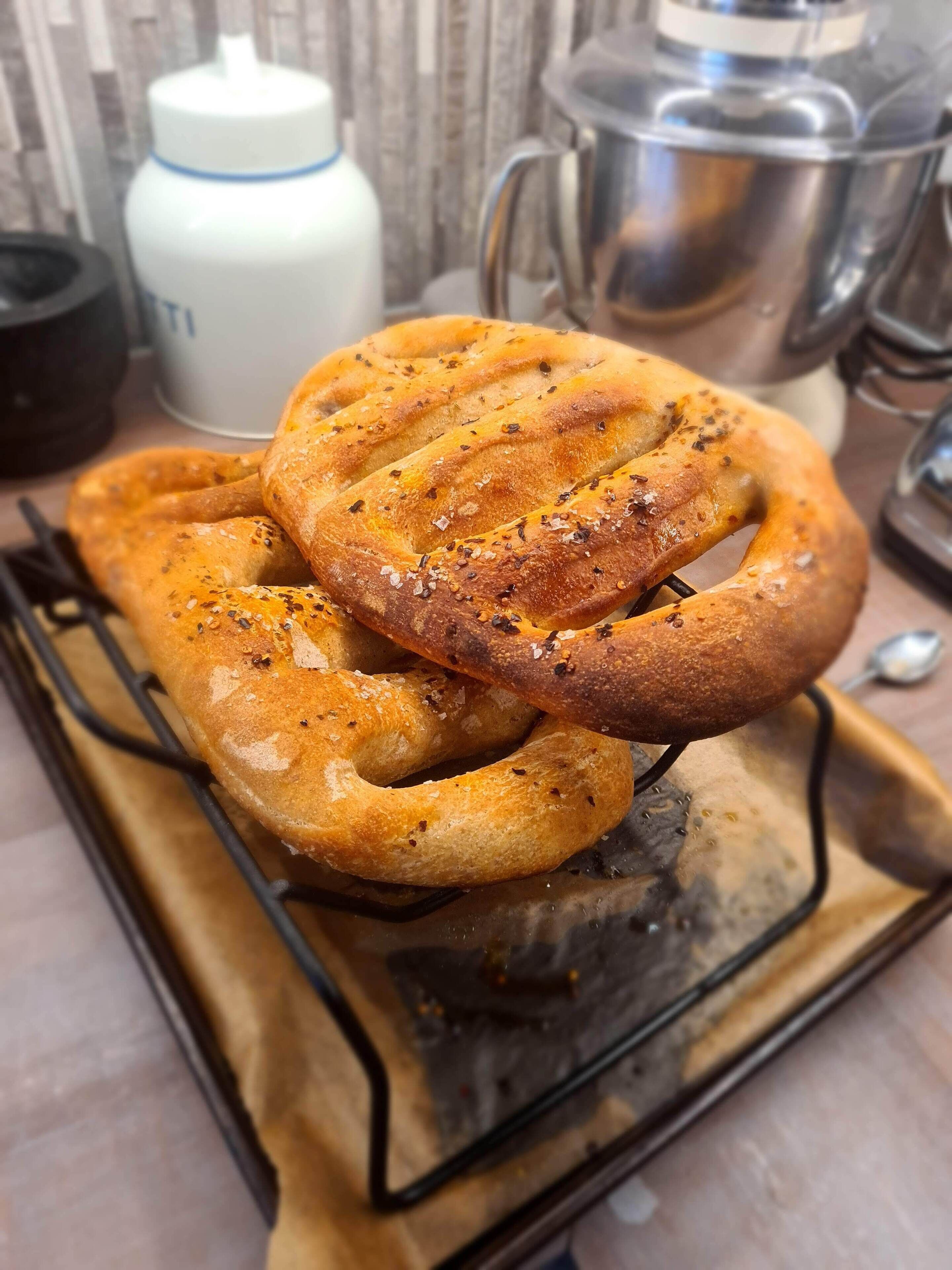 Una bandeja con dos pretzels sobre una tabla de madera.