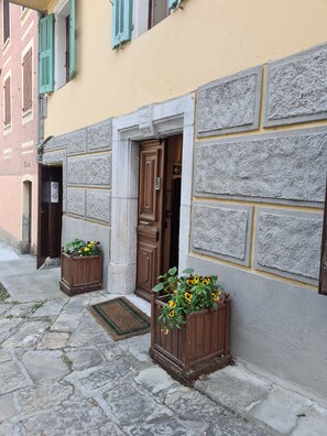 Front of property - Hotel des etrangers  (Saint-Martin-d'Entraunes)