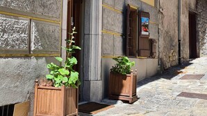 Edifici amb un rètol que diu "HOTEL DES ETRANGERS RESTAURANT".