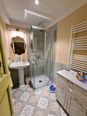 Towels, soap, shampoo, toilet paper - Hotel des etrangers  (Saint-Martin-d'Entraunes)