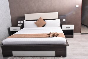 Familien-Doppelzimmer, Stadtblick | Badezimmer | Duschwanne, Handtücher, Seife, Shampoo