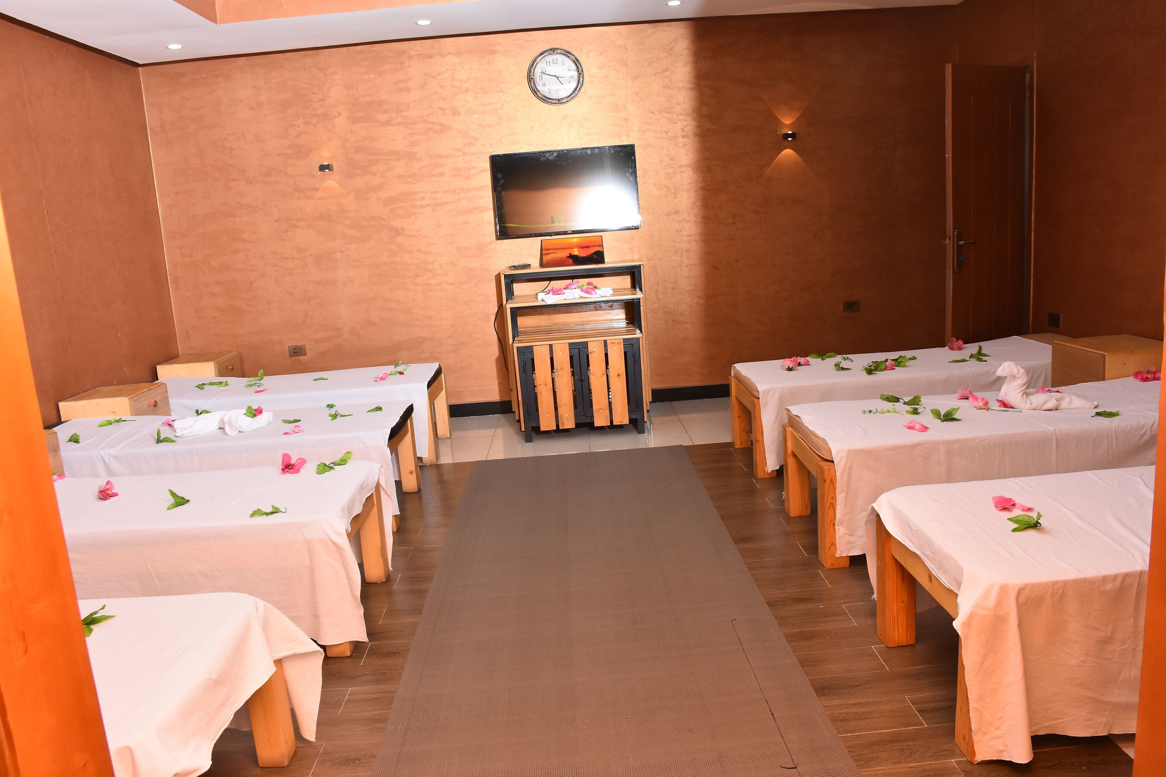Sauna, hot tub, steam room, mud baths, hot stone massages