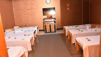Sauna, hot tub, steam room, mud baths, hot stone massages