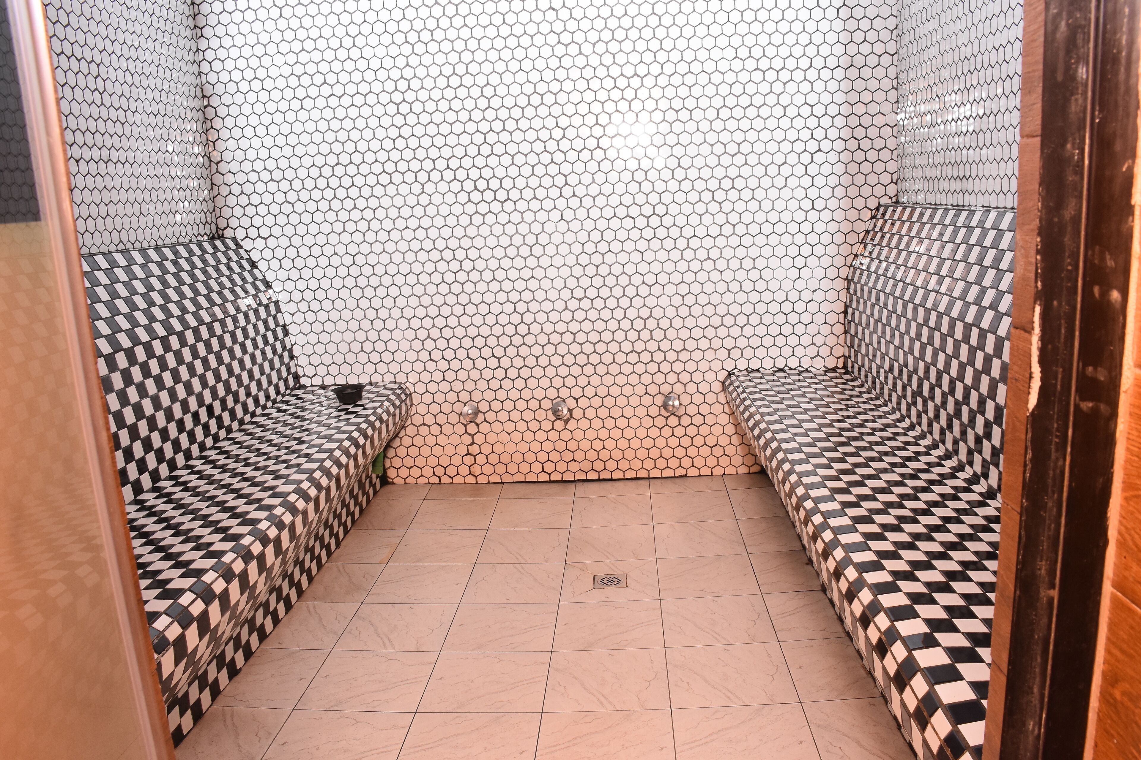 Un sauna, una bañera de hidromasaje, baño turco, baños de arcilla