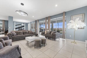 Smart TV, video games, books - Disney - 9br - Sleeps 24 - Theatre/Arcade/Pool (kissimmee)