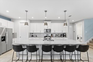 Fridge, microwave, oven, stovetop - Disney - 9br - Sleeps 24 - Theatre/Arcade/Pool (kissimmee)