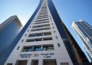 Un edificio de gran altura con un cartel que dice 'Goldcrest Views-2'.