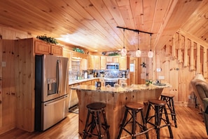 Kylskåp, mikrovågsugn, ugn och spishäll