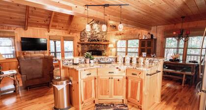 Riversong -3 BR Log Cabin on Toccoa River -Hot Tub, Firepit, Wood Fireplace