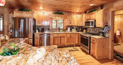 Riversong -3 BR Log Cabin on Toccoa River -Hot Tub, Firepit, Wood Fireplace