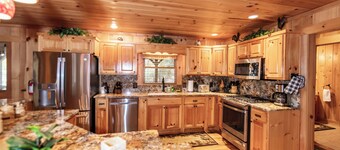 Riversong -Big Log Cabin on the Toccoa River - hot tub, firepit, Free Breakfast
