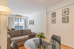 TV - Comfy Studio in Recoleta with Pool & Gym (Buenos Aires)