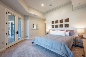 8 bedrooms, free WiFi, bed sheets - Cozy Lake Retreat w/ Dock, Fire Pit & Views (Oakland)
