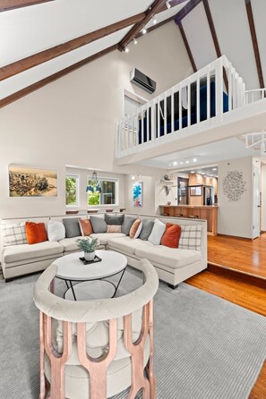 Télévision, cheminée, chaîne hi-fi