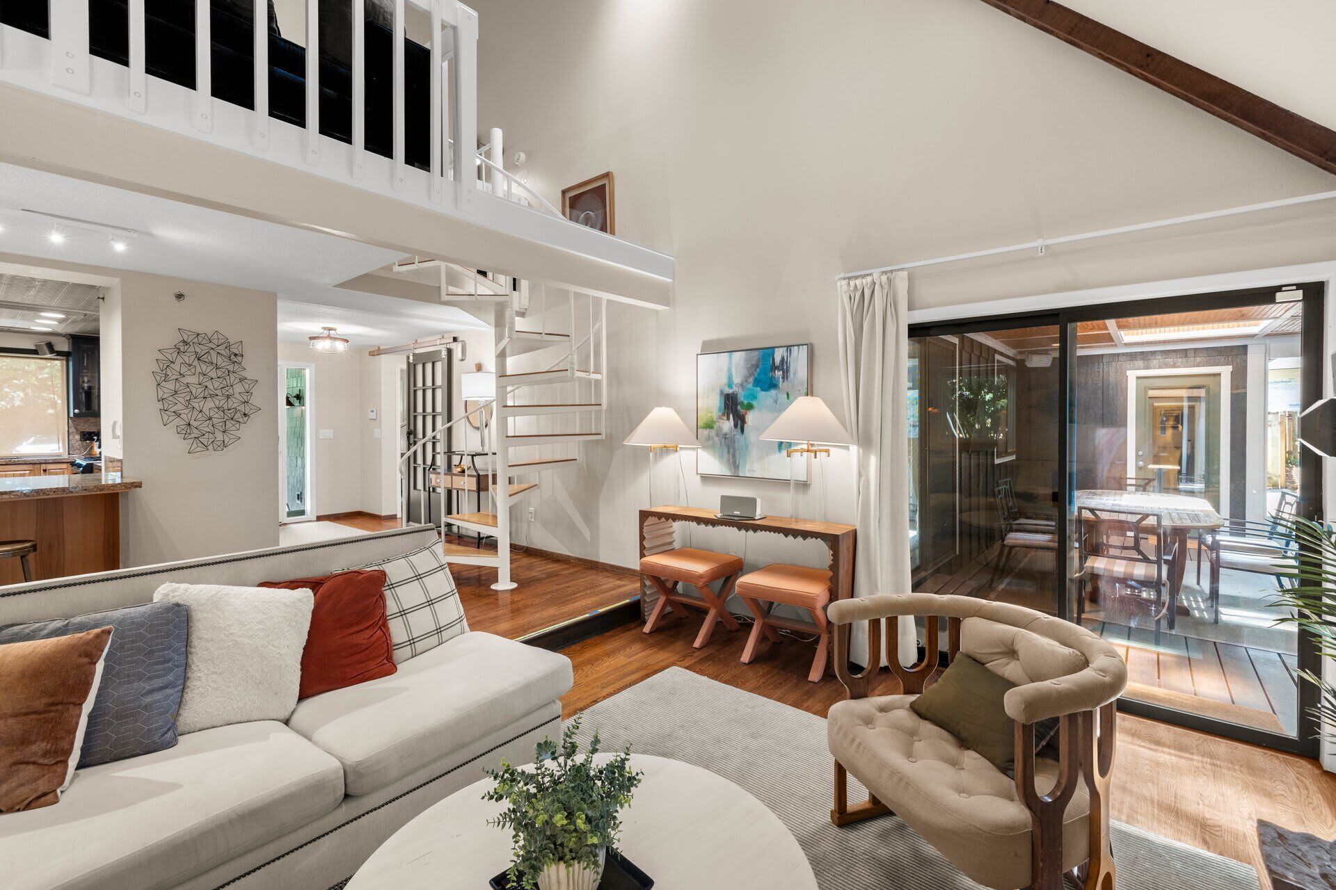 Télévision, cheminée, chaîne hi-fi