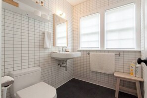Dusche, Haartrockner, Handtücher