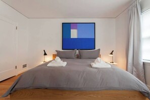 2 bedrooms, desk, iron/ironing board, WiFi