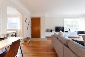 TV - Designer's Home in Rose Garden! (Portland)