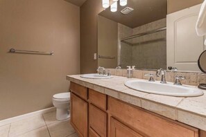 Shower, hair dryer - 2bed+2.5bath w/ Garage - (Beaverton)
