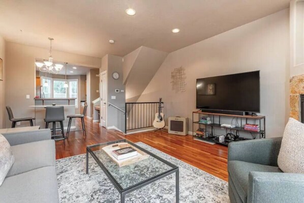 TV, fireplace - 2bed+2.5bath w/ Garage - (Beaverton)