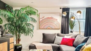 Living area - The Braeburn: Luxury Flat, Steps From NW 23rd! (Portland)