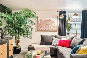 Televisión y oficina 