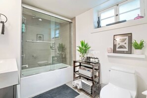 Regadera, secadora de cabello, toallas 