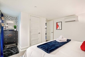 1 habitación, escritorio, tabla de planchar con plancha y wifi 