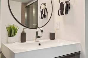 Shower, hair dryer, towels - The Braeburn: Luxury Flat, Steps From NW 23rd! (Portland)