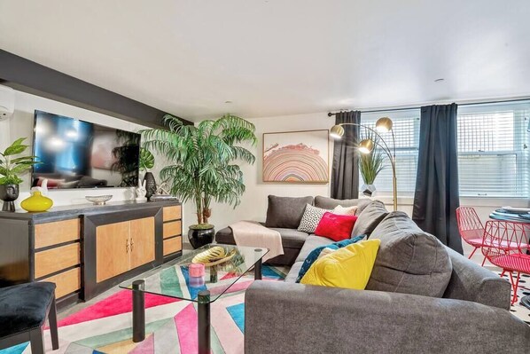 Televisión y oficina 