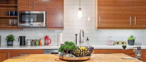 Réfrigérateur, four à micro-ondes, surface de cuisson, lave-vaisselle
