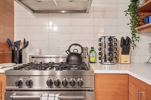 Fridge, microwave, stovetop, dishwasher - The Braeburn: Luxury Flat, Steps From NW 23rd! (Portland)