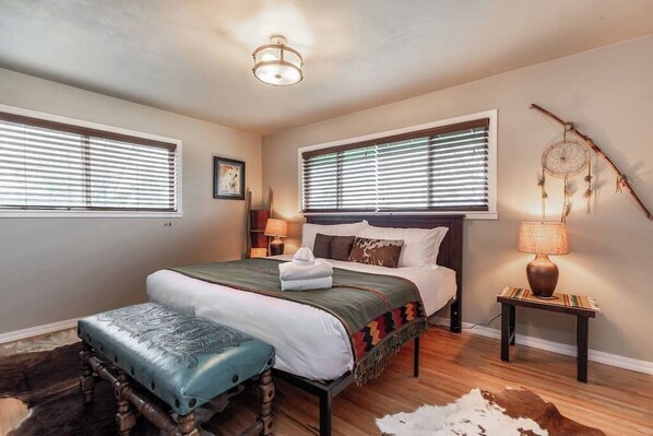 4 bedrooms, iron/ironing board, WiFi, bed sheets